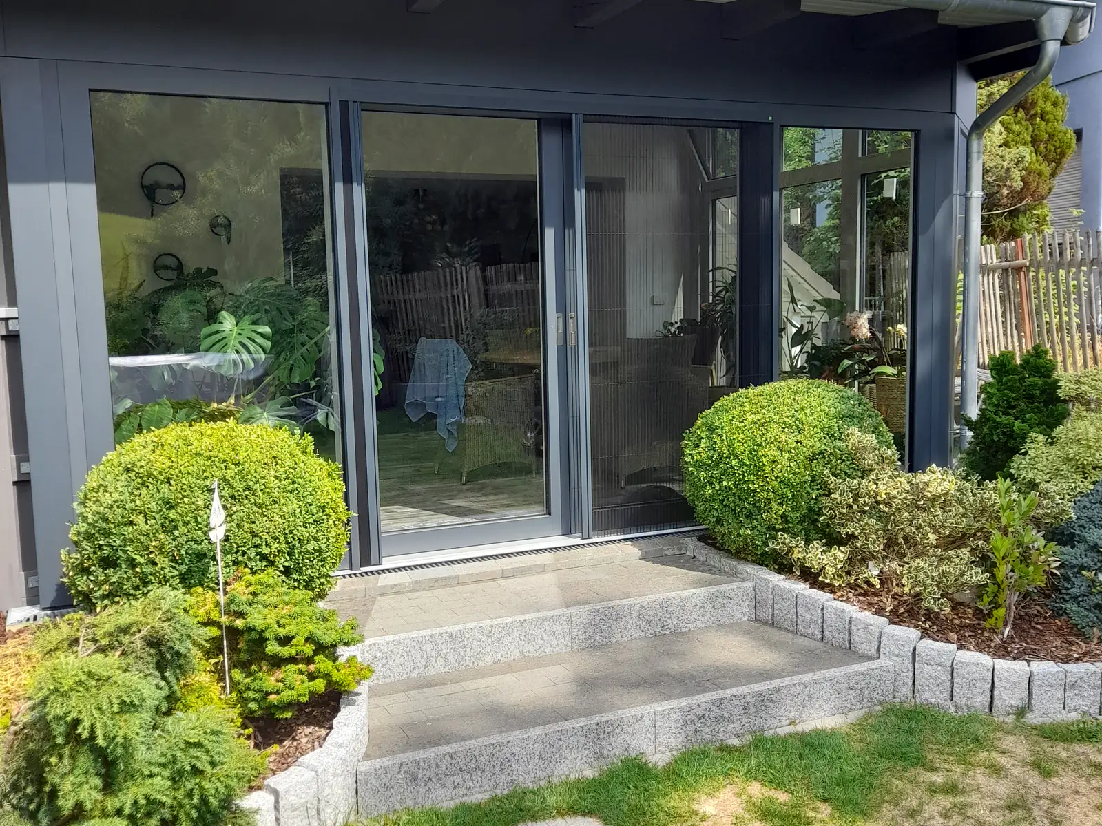 Terrassenfront mit Insektenschutz-Schiebetüren, montiert von Köhler Fliegengitter in Thüringen