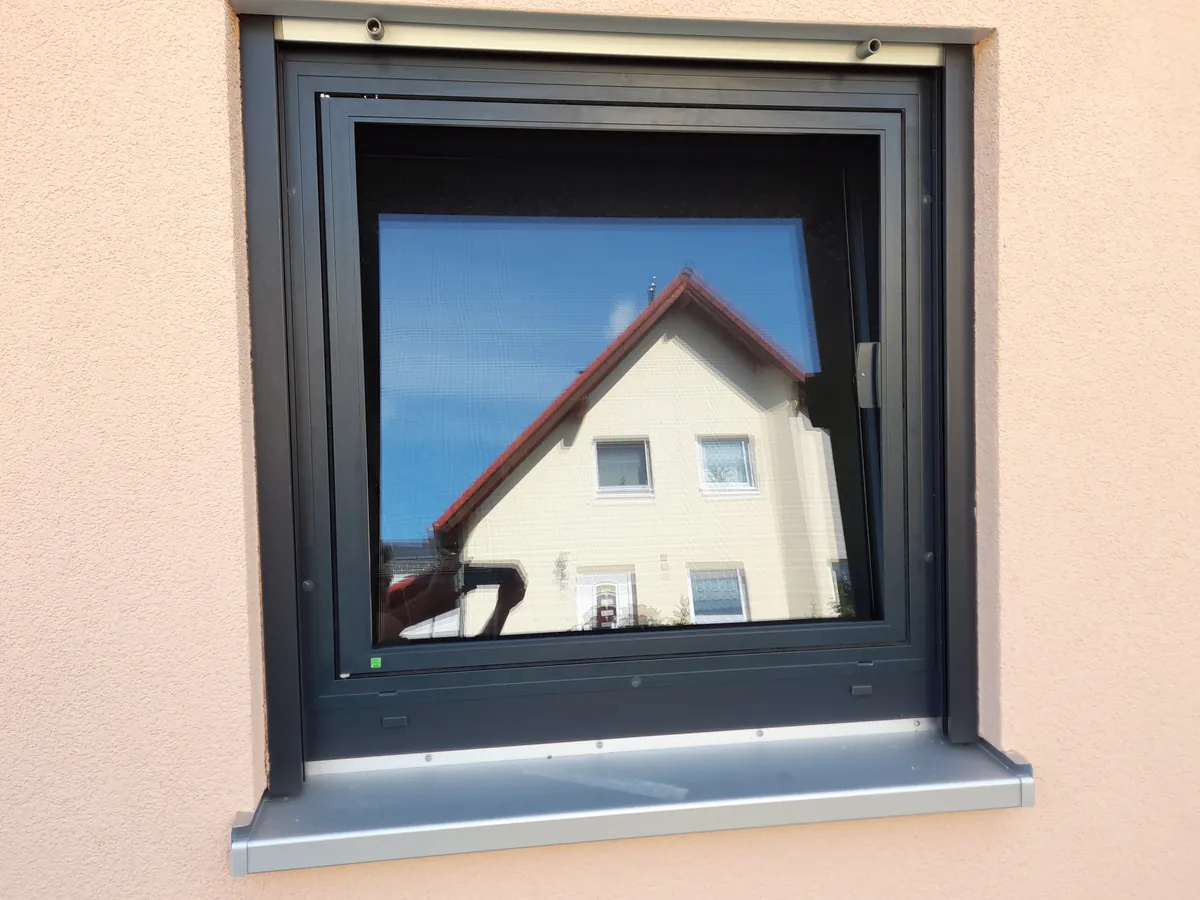 Insektenschutz-Spannrahmen in einem anthrazitfarbenen Fenster