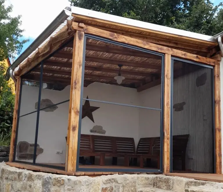 Insektenschutz-Drehtür an einer Terrassentür
