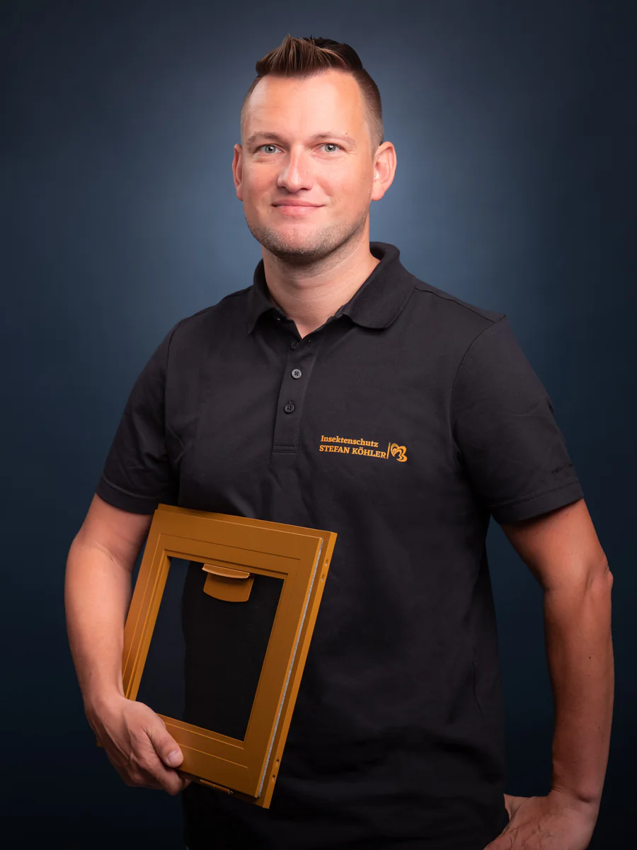 Stefan Köhler, Inhaber von Köhler Fliegengitter, mit einem Rahmenmuster